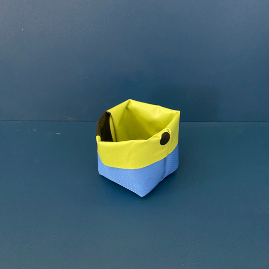 Flot kurv til opbevaring på badeværelset. Produceret af genbrugsmaterialer og designet af FGU elever.
